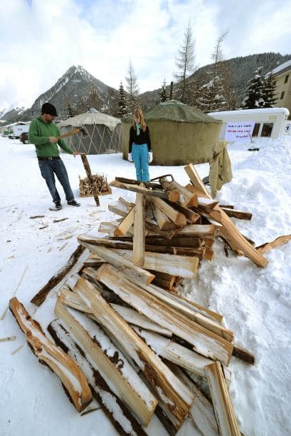 El movimiento de protesta "Occupy WEF" (Ocupemos el Foro Económico Mundial) empezó a construir iglúes en Davos y prevé organizar manifestaciones contra la cita anual de la flor y nata de la política y la economía mundiales que se celebra la semana próxima en la pequeña estación suiza de los Alpes.