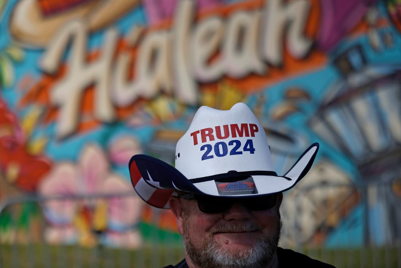 Los asistentes vistieron sombreros con mensajes que muestran su apoyo al presidente, quien mantiene una ventaja entre los votantes hispanos republicanos que planean votar en las primarias republicanas, según la última
<a href="https://www.univision.com/encuestalatinos" target="_blank">encuesta realizada BSP Research para Univision Noticias en septiembre de 2023. </a>
<br>