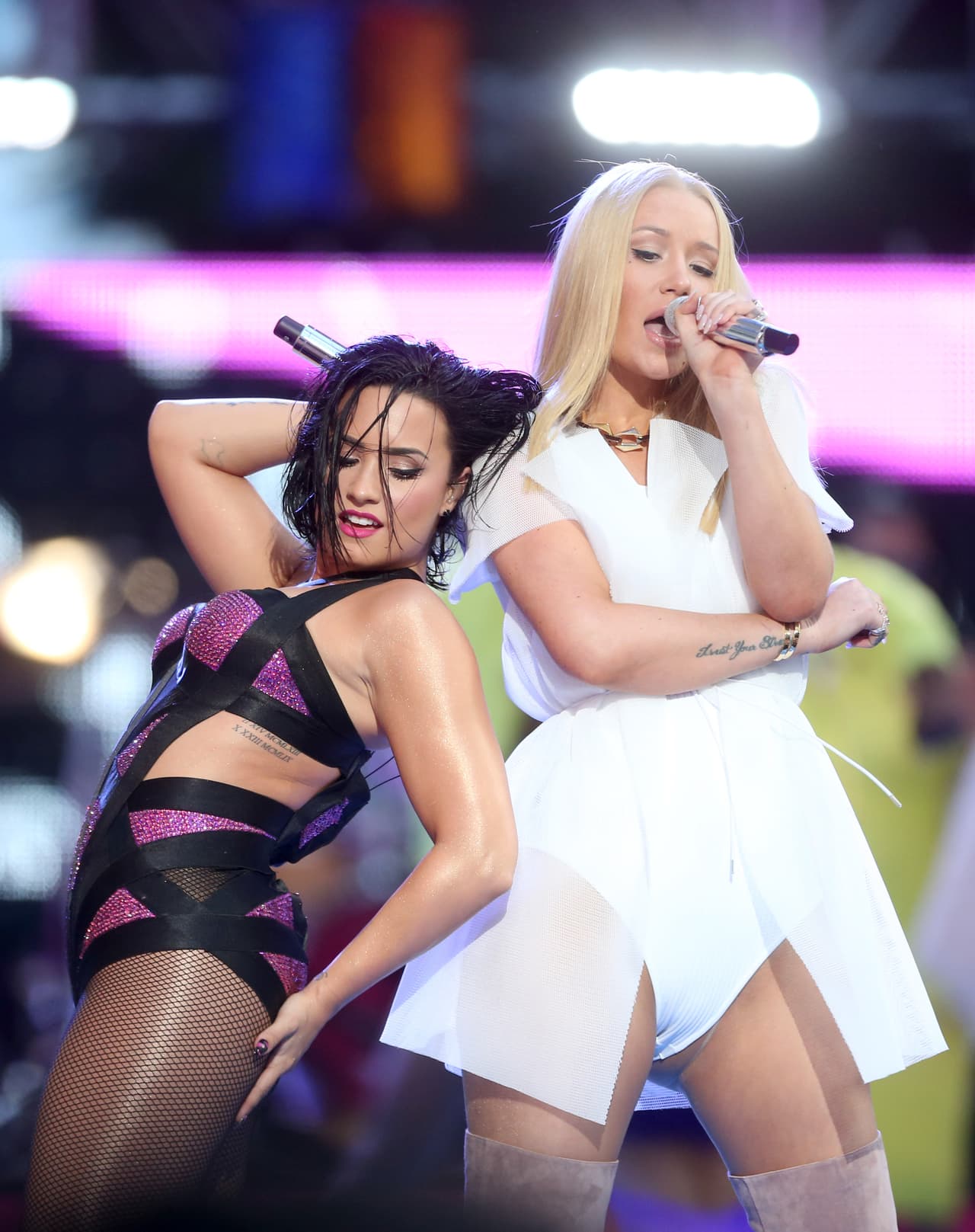 Uno de los momentos más candentes de la noche fue cuando Demi Lovato e Iggy Azalea compartieron el escenario.