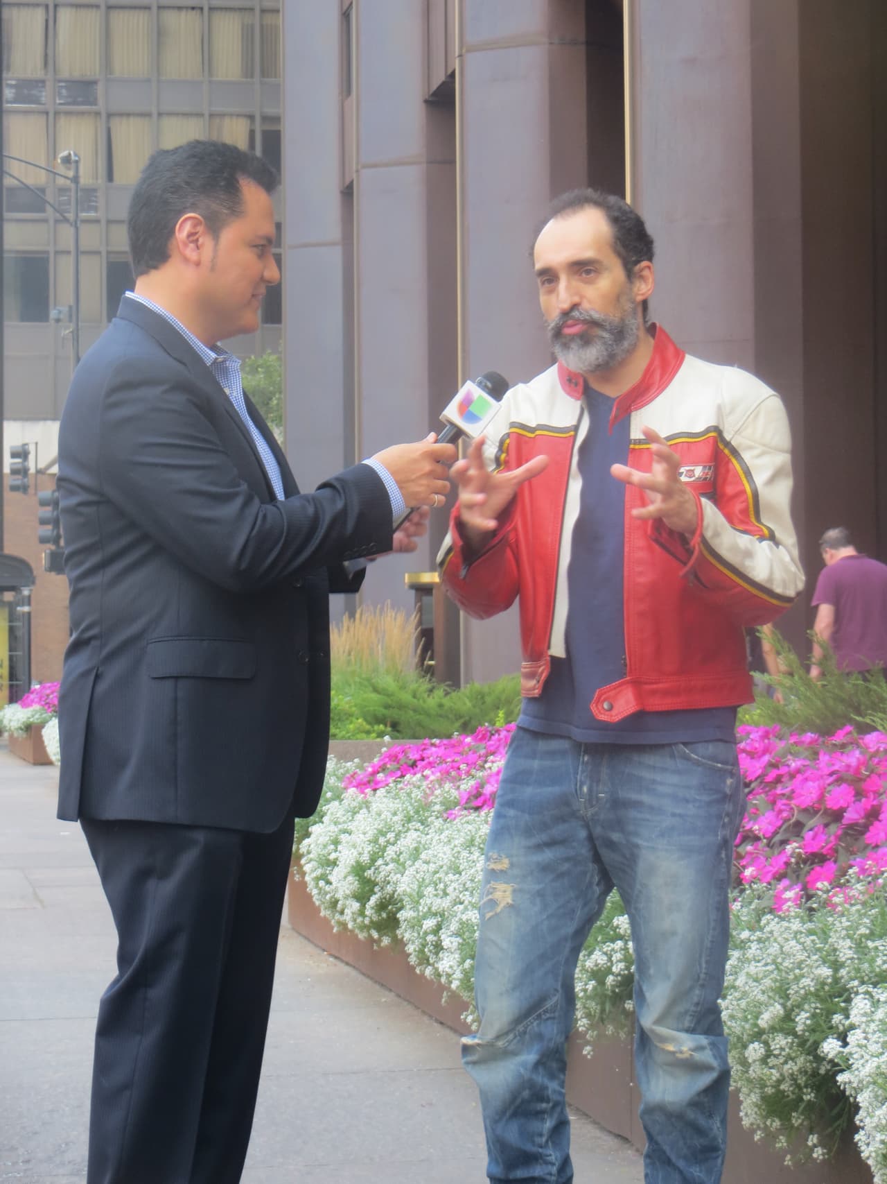 Auri lo entrevistó en las calles de Chicago y Bruno dijo que le gustaba mucho la ciudad.