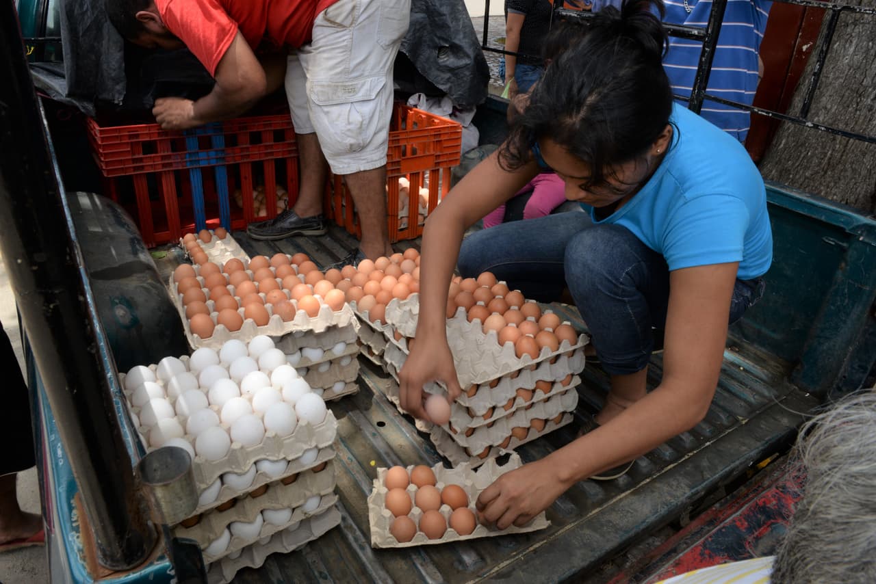 Pese a las barricadas muchas personas vendían fuera del mercado municipal. Esta imagen fue captada en Masaya el 16 de mayo del 2018.
