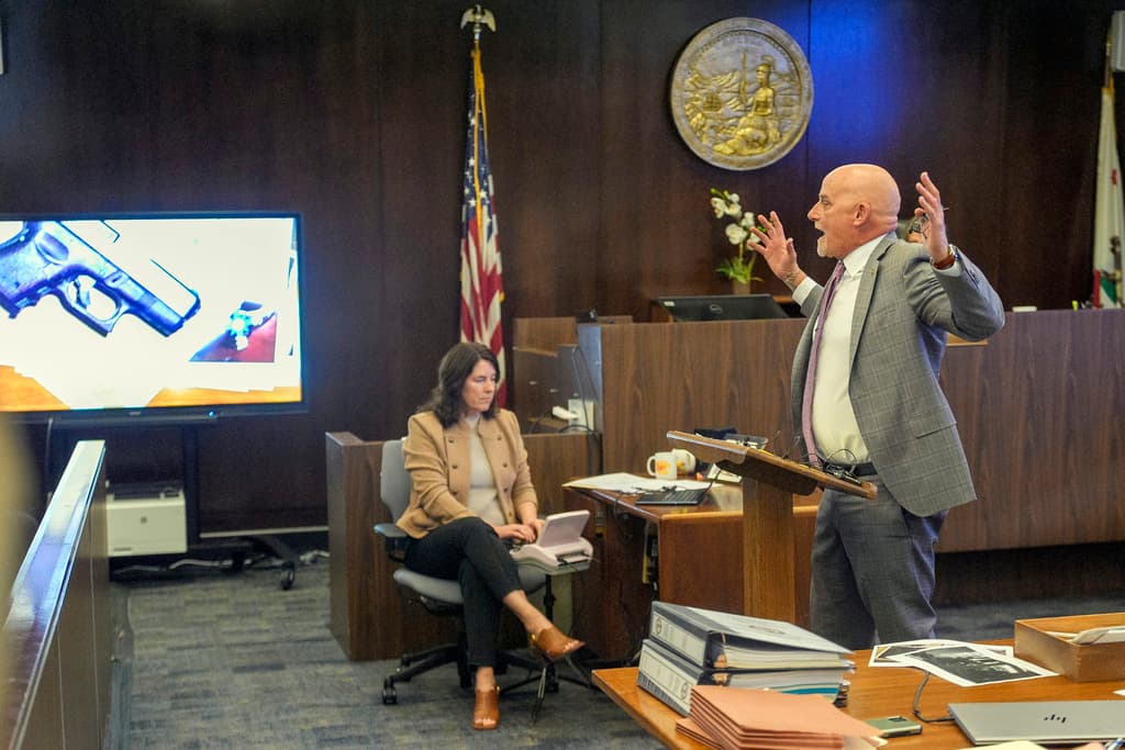 El abogado Cameron J. Talley repasó el testimonio de Ferguson, destacando que esa noche no estaba "enojado", sino buscando relajarse tras la cena viendo una de sus series favoritas.