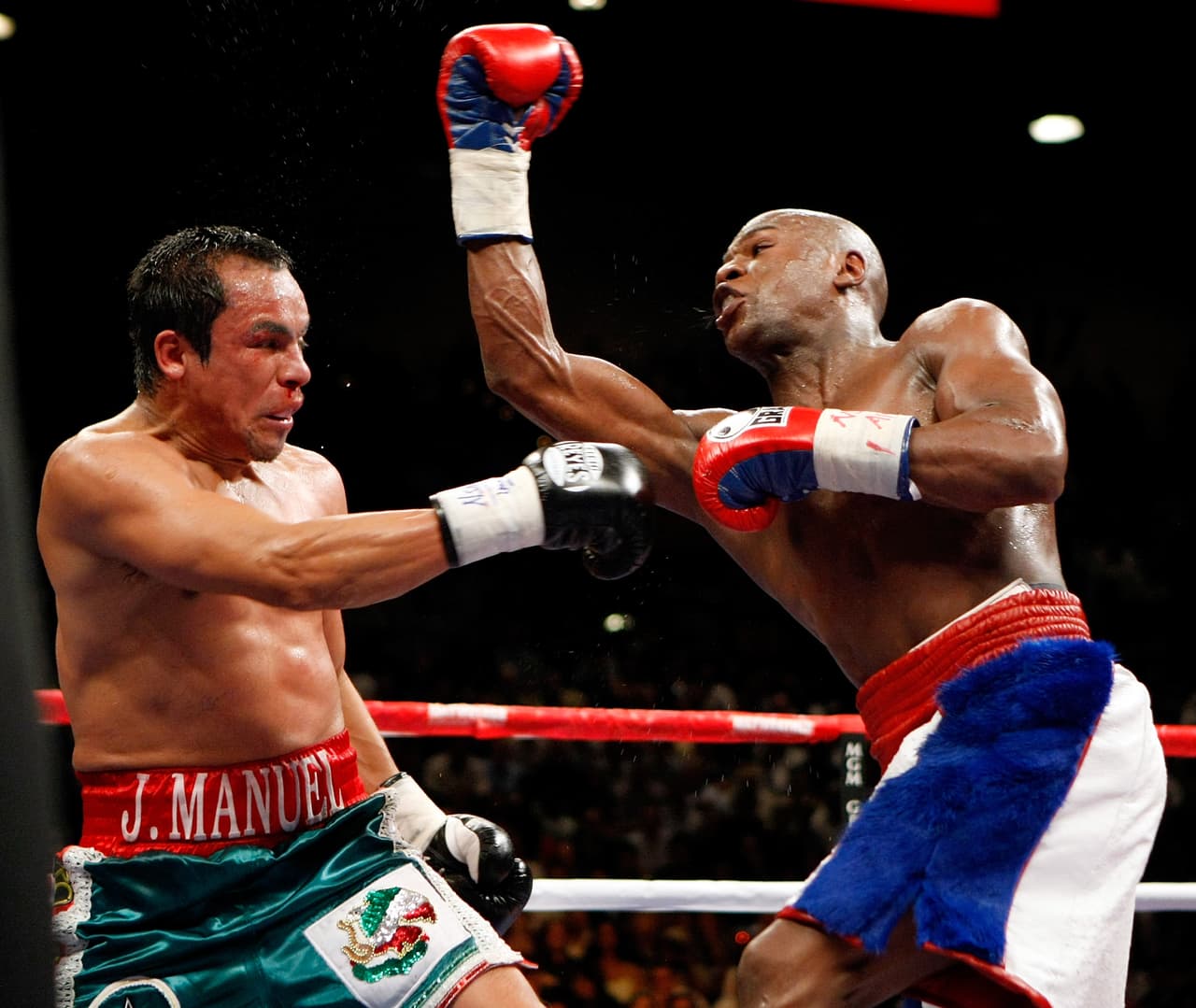 Juan Manuel Márquez decidió subir de peso para enfrentar de Floyd Mayweather Jr en 2009. La contienda fue catalogada como demasiado ventajosa para el estadounidense, quien no sufrió para llevarse una decisión unánime en Las Vegas.