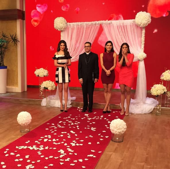 Con mucha emoción esperando la llegada de los novios.