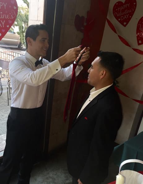 En Los Ángeles, el novio cuidando los últimos detalles.