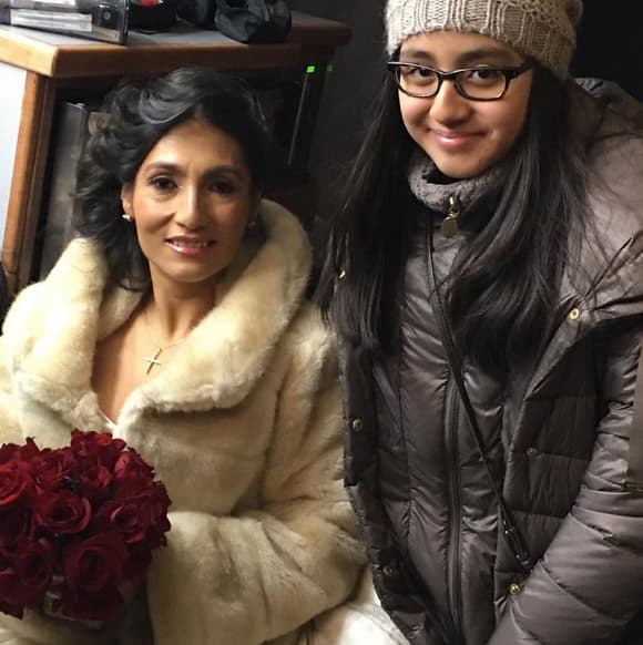 Margarita, la novia de Nueva York, con su hija Adriana. ¡Bellas y listas para el gran momento!