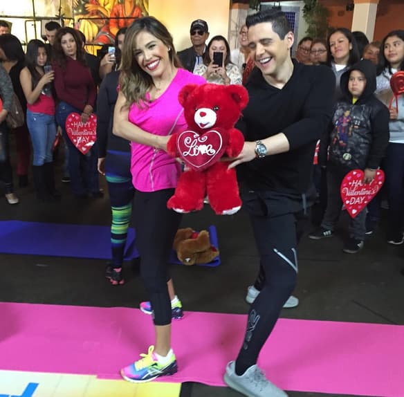 Para llenarse de energía, Karla y Ale nos mostraron unos ejercicios en pareja.