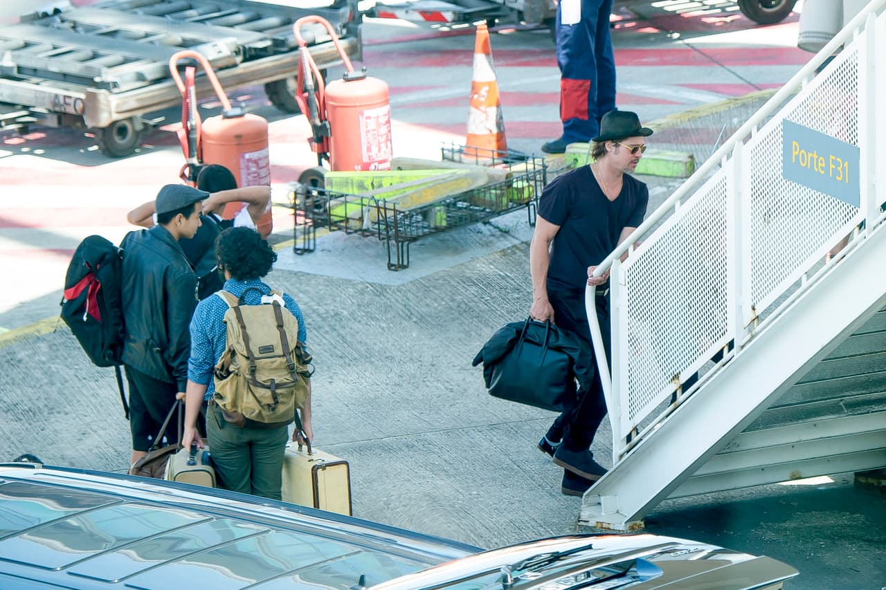 Toda la familia llegando a la terminal.