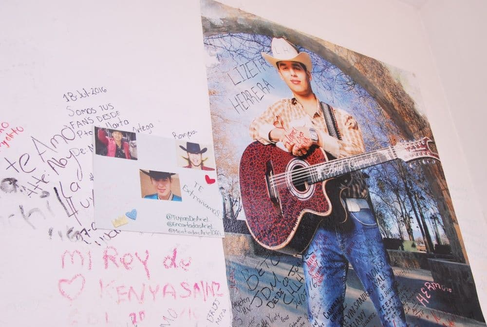 El joven que murió en un trágico accidente en 2005, dejó cientos de admiradores, los cuales tienen su espacio en el mausoleo del cantante y en una de las paredes le dejan mensajes de cariño y admiración.