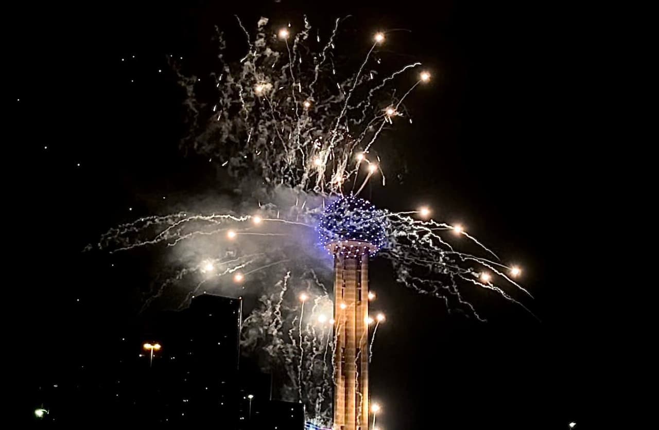 El show tuvo una duración de poco más de ocho minutos sin parar de fuegos artificiales y luces que iluminaron el centro de Dallas.