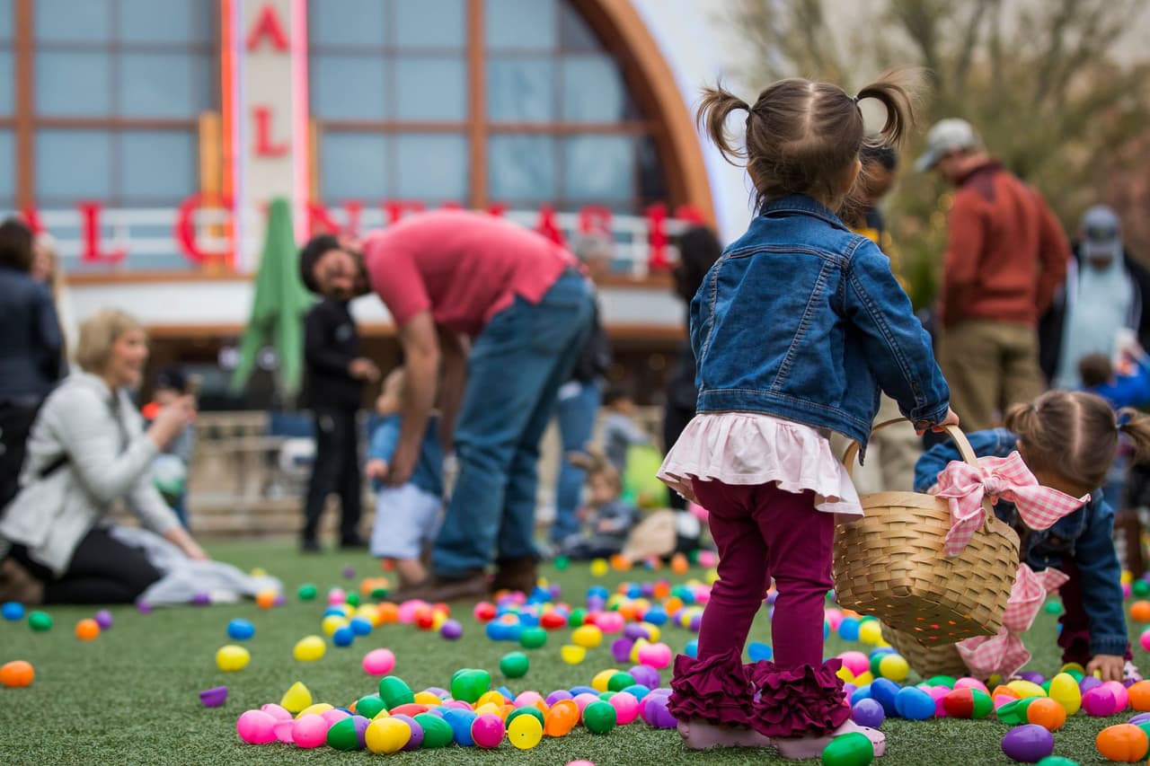 <a href="https://www.experienceavalon.com/events/eventitems/easter-bunny-at-avalon/"><b>Easter Bunny at Avalon (6, 7 y 8 de abril)</b></a>. Tómate fotos con el Conejo de Pascua y disfruta de actividades variadas en diferentes centros comerciales como 
<a href="https://www.experienceavalon.com/events/eventitems/easter-bunny-at-avalon/"><b>Avalon</b></a>, 
<a href="https://www.simon.com/mall/mall-of-georgia/stores/bunny-photo-experience"><b>The Mall of Georgia</b></a> y 
<a href="https://towncenteratcobb.com/event/Bunny-Photo-Experience/2145570003/"><b>Town Center at Cobb</b></a>.