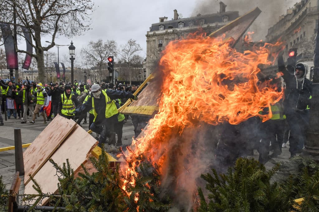 Los enfrentamientos entre manifestantes y policías han ocurrido este sábado entre coches y barricadas en llamas.