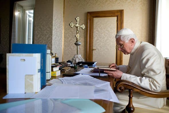 En el palacio pontificio también recibe de invitados al secretario de Estado y a su hermano, Georg Ratzinger.