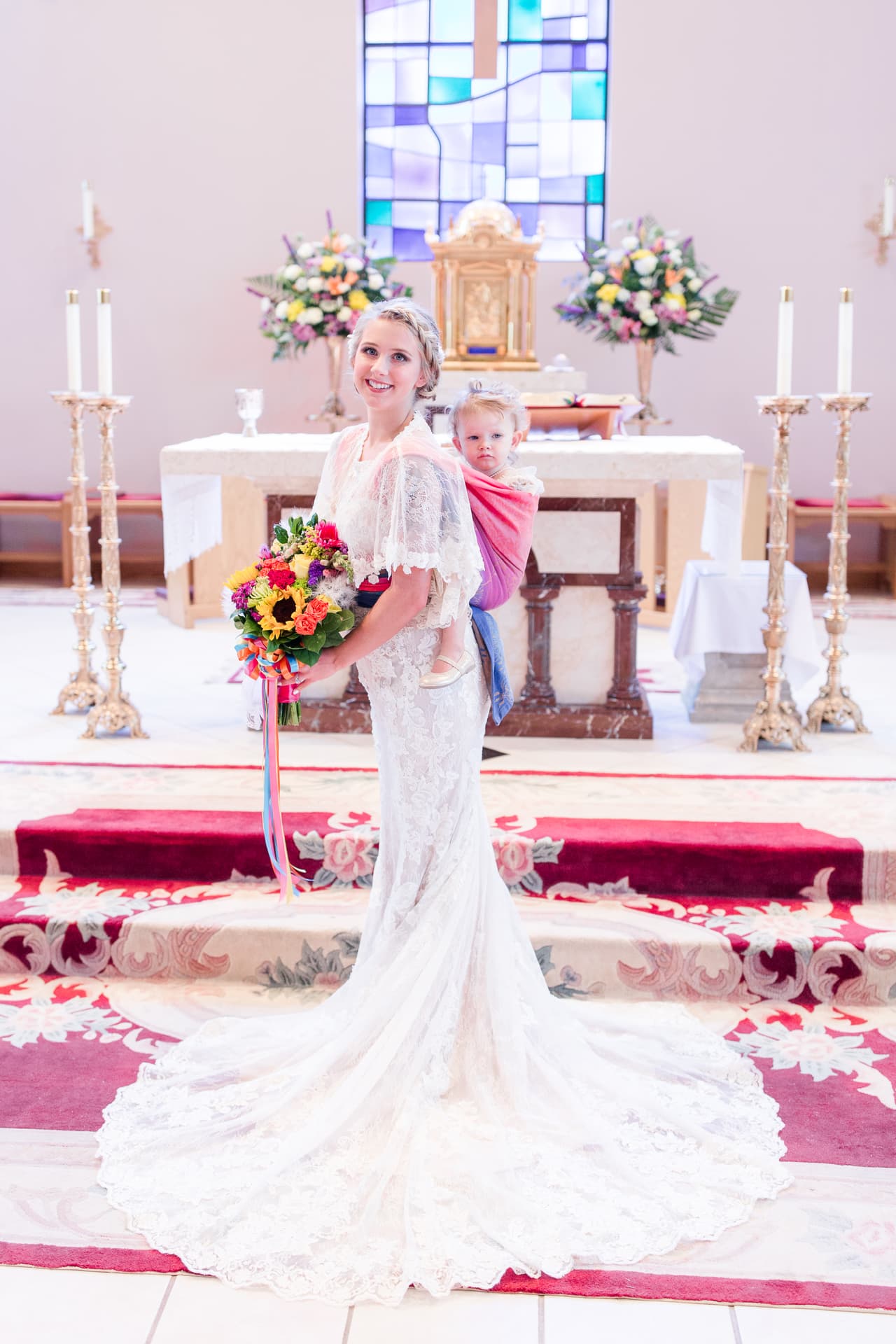 Las fotografías de la boda fueron hechas por Laura Schaefer, del estudio de fotografía 
<a href="https://www.fireandgoldphoto.com/"><u>Fire and Gold Photography </u></a>de Ohio. “Nunca había visto una boda como esta antes. Sin embargo, después de que publiqué las fotos, hubo comentarios sobre la publicación de mujeres que habían hecho lo mismo en su boda”, dijo la fotógrafa a Univision Noticias.