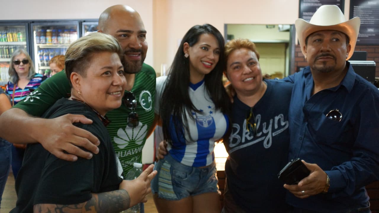 La Hondureña confía en que su selección le gane a México y en un próximo partido, y no tiene problema con seguir pagando apuestas hasta lograr que El Feo y El Pelón sean los que paguen el siguiente reto.