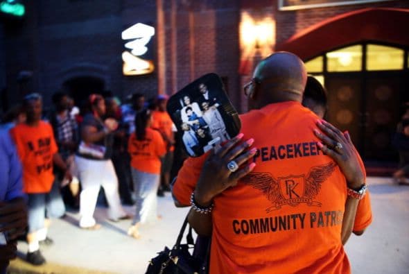 Familiares despidieron a Eric Garner, el hombre que murió bajo custodia de la policía en Staten Island. La agencia municipal que investiga las acusaciones de abusos por parte de la Policía anunció que está estudiando miles de quejas que ha recibido en los últimos años por el uso de técnicas de asfixia para la inmovilización de sospechosos.