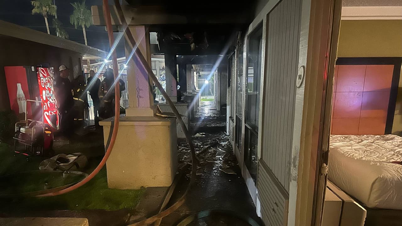 Una persona falleció y varias más fueron desplazadas de su hogar después de que un incendio arrasara varias unidades de un complejo de apartamentos en Phoenix. El fuego se reportó al Departamento de Bomberos poco después de las 11:00 p.m. del miércoles 6 de diciembre, en el área de 25th Avenue y Greenway.