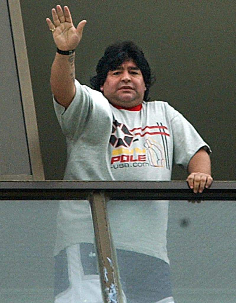 En el 2000, apenas dos años después de haberse retirado del fútbol, una sobredosis de cocaína le causó una grave crisis cardíaca mientras estaba de vacaciones en Uruguay.