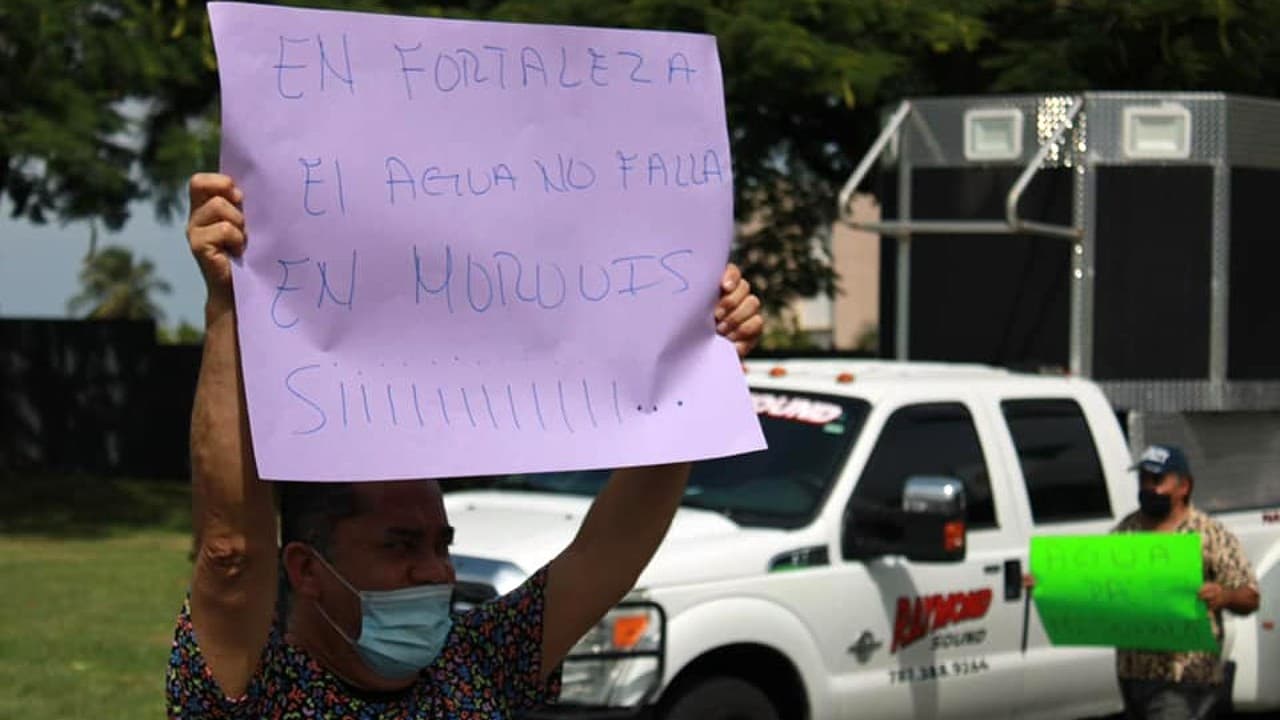 Alcaldesa de Morovis protesta en oficinas de la AAA por fallas en distribución de agua potable