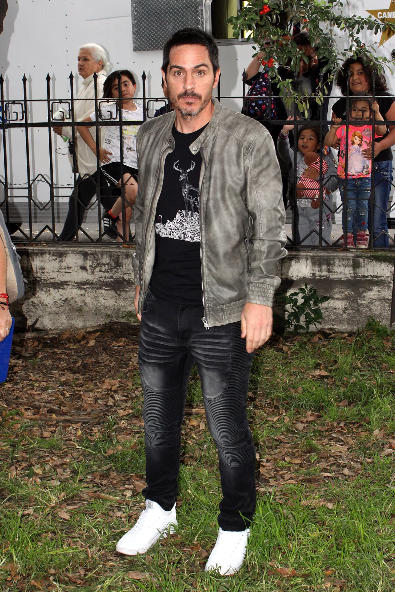 Tras la pregunta incómoda para Alessandra, Mauricio mencionó: "La verdad es que es un tipazo. Yo lo conocí".