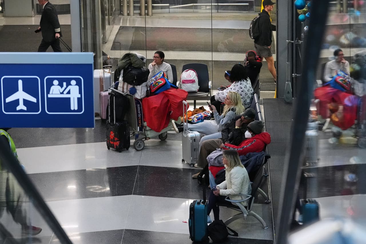 Sin embargo, las condiciones climáticas adversas han complicado los desplazamientos a nivel nacional. 
<br>
<br>En el noreste de Estados Unidos, una tormenta invernal ha causado fuertes nevadas y acumulación de hielo, provocando cientos de retrasos y cancelaciones de vuelos, especialmente en el 
<b>área de Nueva York.</b>