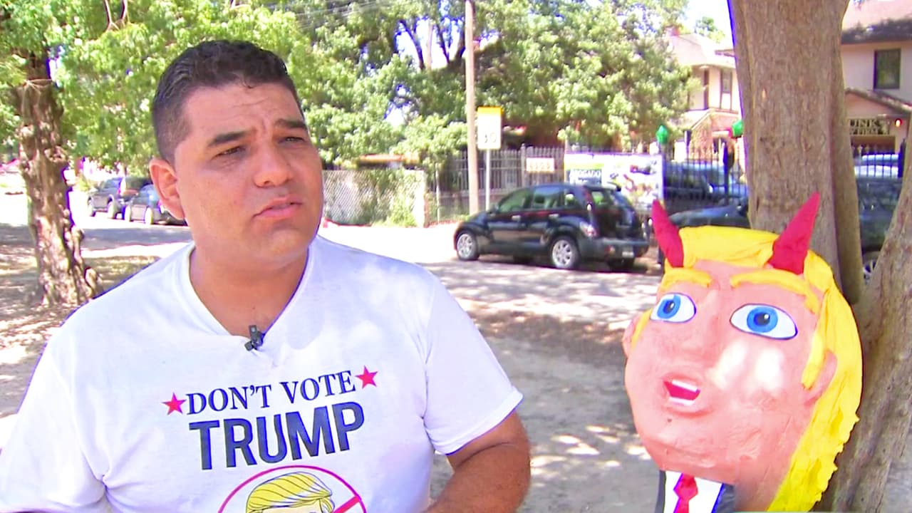 En Houston, un mexicano protesta contra Trump con una piñata nombrada "el hijo del diablo" 