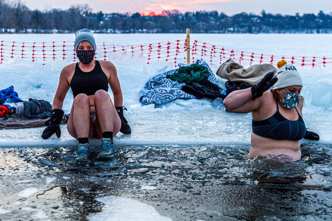 En la foto, integrantes de los "Submergents" se meten en el Lago Harriet. Un 
<a href="https://www.ncbi.nlm.nih.gov/pmc/articles/PMC7730683/" target="_blank">grupo de académicos</a> revisó estudios que se han hecho sobre los beneficios y riesgos de nadar en bajas temperaturas de forma regular y concluyeron que parece tener un "efecto positivo" en el sistema cardiovascular, endocrino, inmune y mental (antidepresivo), pero destacaron que "pose riesgos importantes para los nadadores inexpertos o sin entrenamiento".