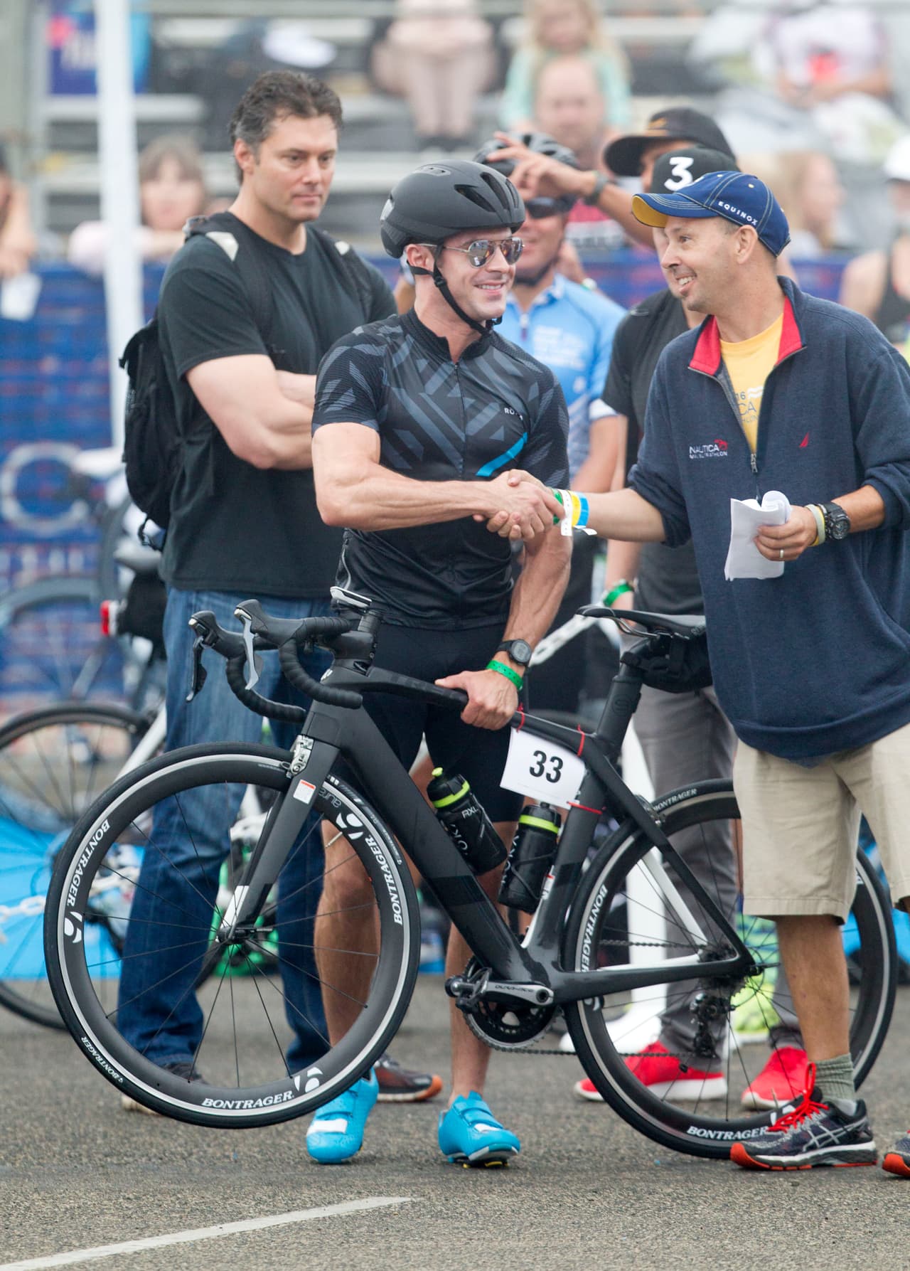 Algunas personas se acercaron a saludarlo y él accedió con una sonrisa.