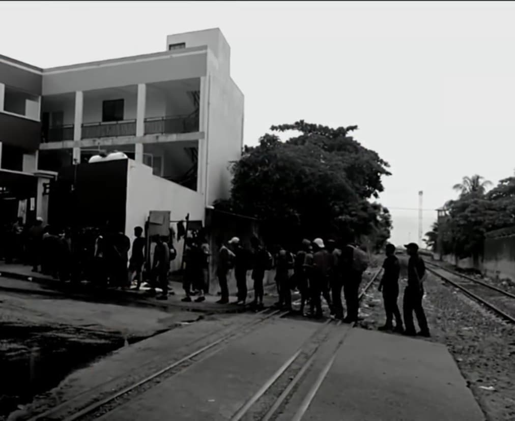 Allí, con mucha paciencia y con sus sueños intactos, la joven esperó la llegada del tren llamado La Bestia, del que muchos centroamericanos se basan para cruzar México y llegar hasta la frontera de 
<a href="https://www.univision.com/temas/estados-unidos-de-america">Estados Unidos</a>. Cuando el momento de intentar subir llegó, 
<b>Ericka quiso trepar con seguridad, pero cayó al suelo y las llantas afiladas pasaron por arriba de sus tobillos. </b>
<br>