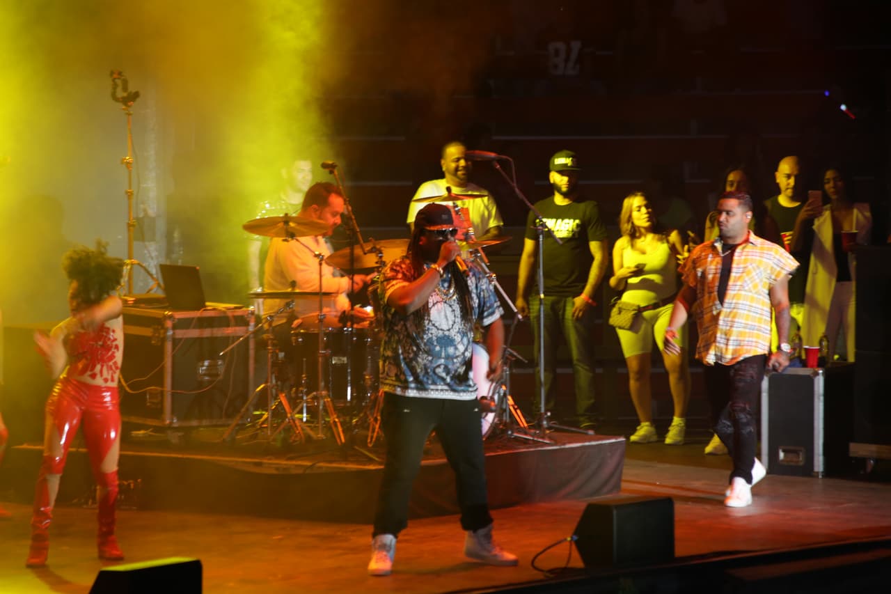 Zion y Lennox cerraron la noche con broche de oro este evento cantando todos sus éxitos.