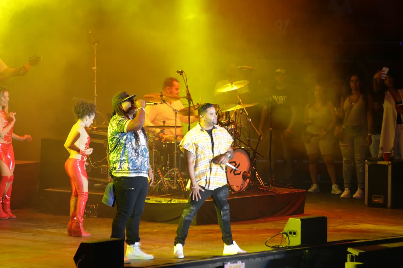 Zion y Lennox cerraron la noche con broche de oro este evento cantando todos sus éxitos.