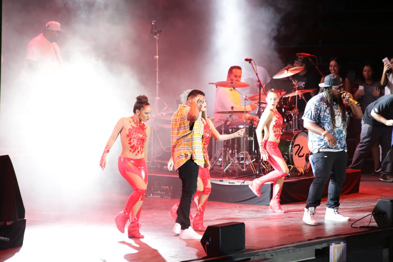 Una vez más los fans de La X abarrotaron Six Flags para celebrar el día de independencia con la música de Zion y Lennox.