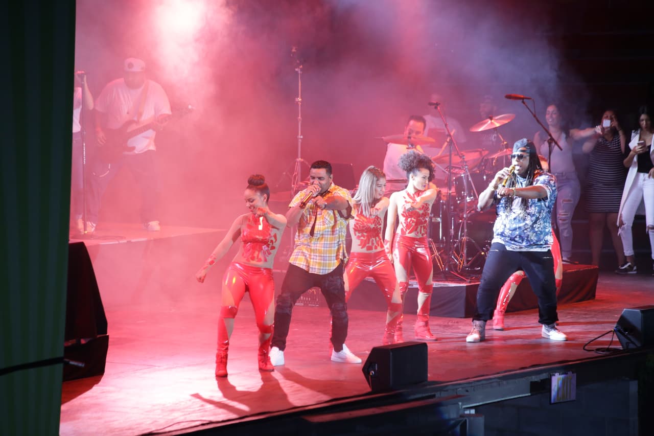 Una vez más los fans de La X abarrotaron Six Flags para celebrar el día de independencia con la música de Zion y Lennox.