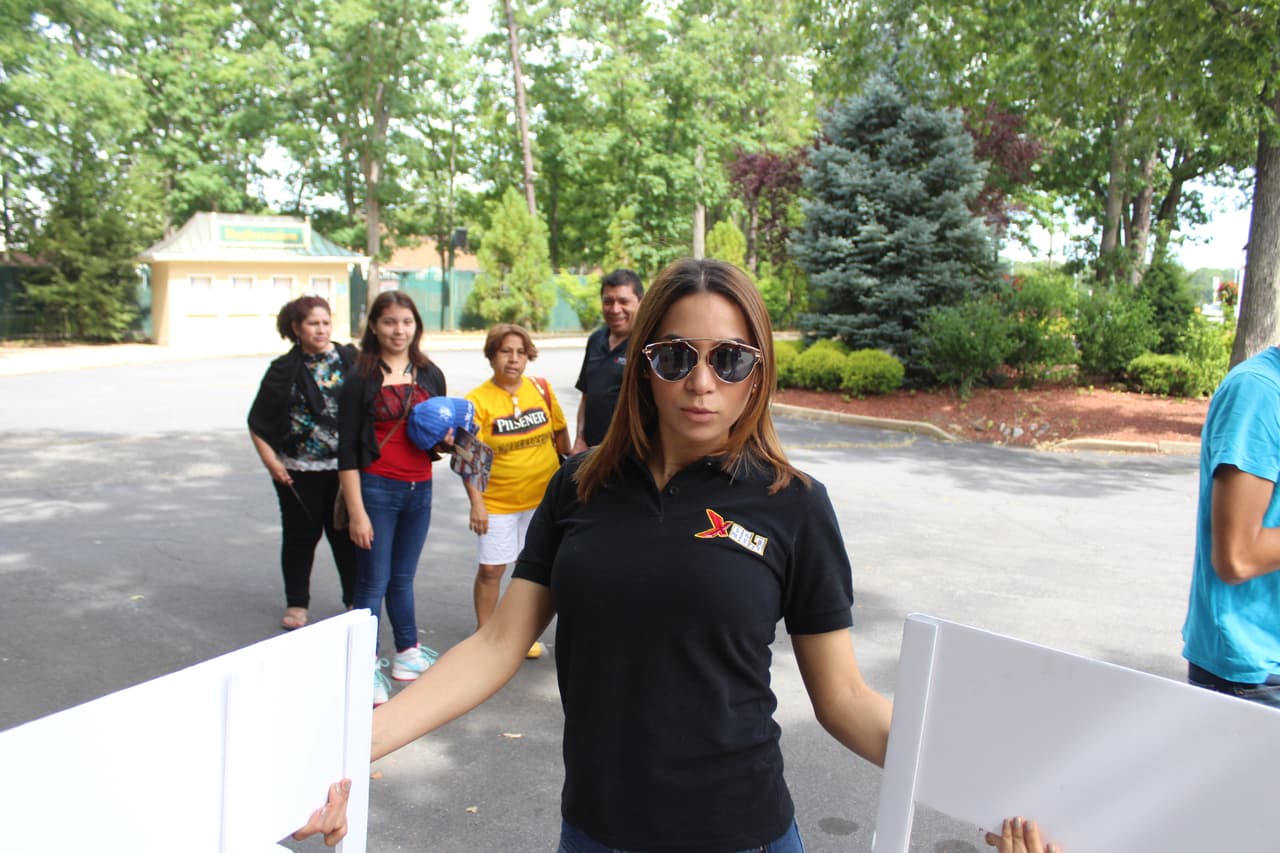 A las 6pm abrieron las puertas y empezaron a llegar los fans de La X.