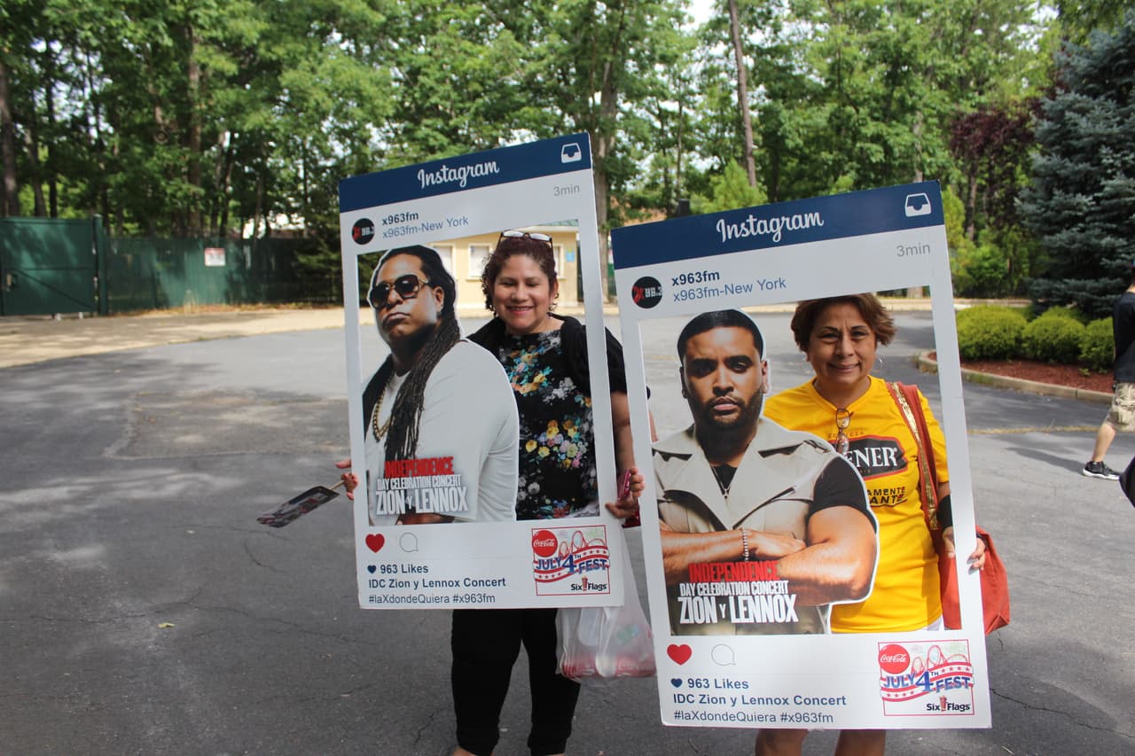 ¡Los asistentes tuvieron la oportunidad de tomarse fotos con Zion y Lennox! (La versión de cartón por supuesto)