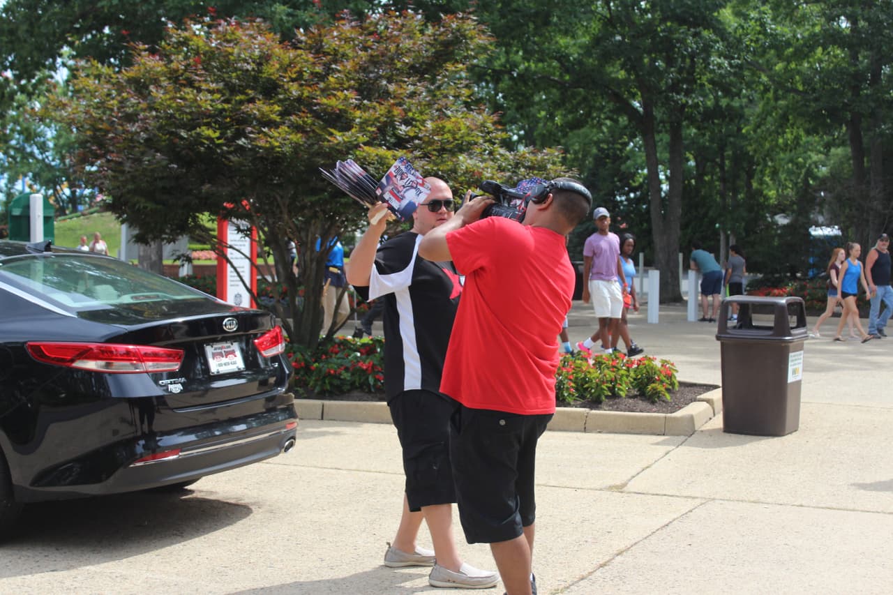 A las 6pm abrieron las puertas y empezaron a llegar los fans de La X.