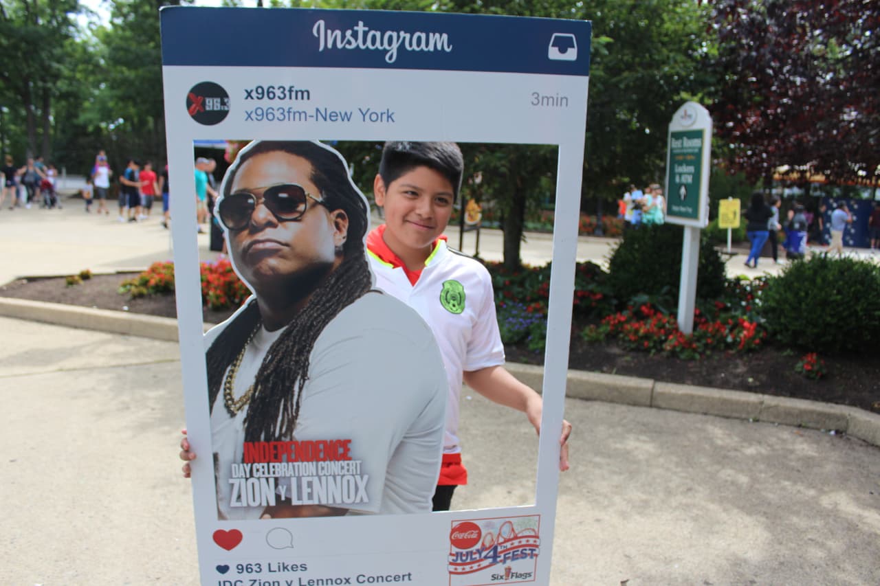 ¡Los asistentes tuvieron la oportunidad de tomarse fotos con Zion y Lennox! (La versión de cartón por supuesto)