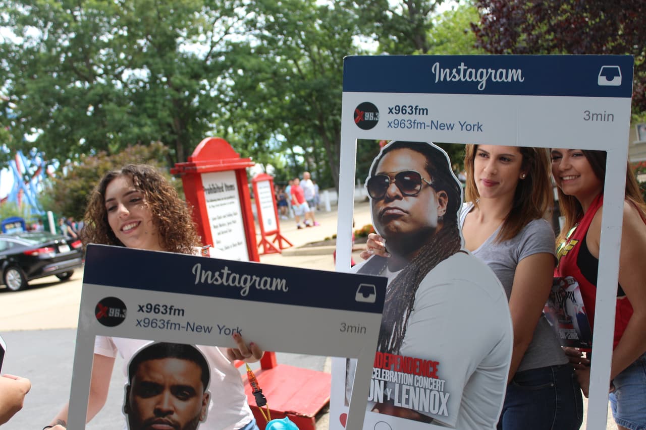 ¡Los asistentes tuvieron la oportunidad de tomarse fotos con Zion y Lennox! (La versión de cartón por supuesto)