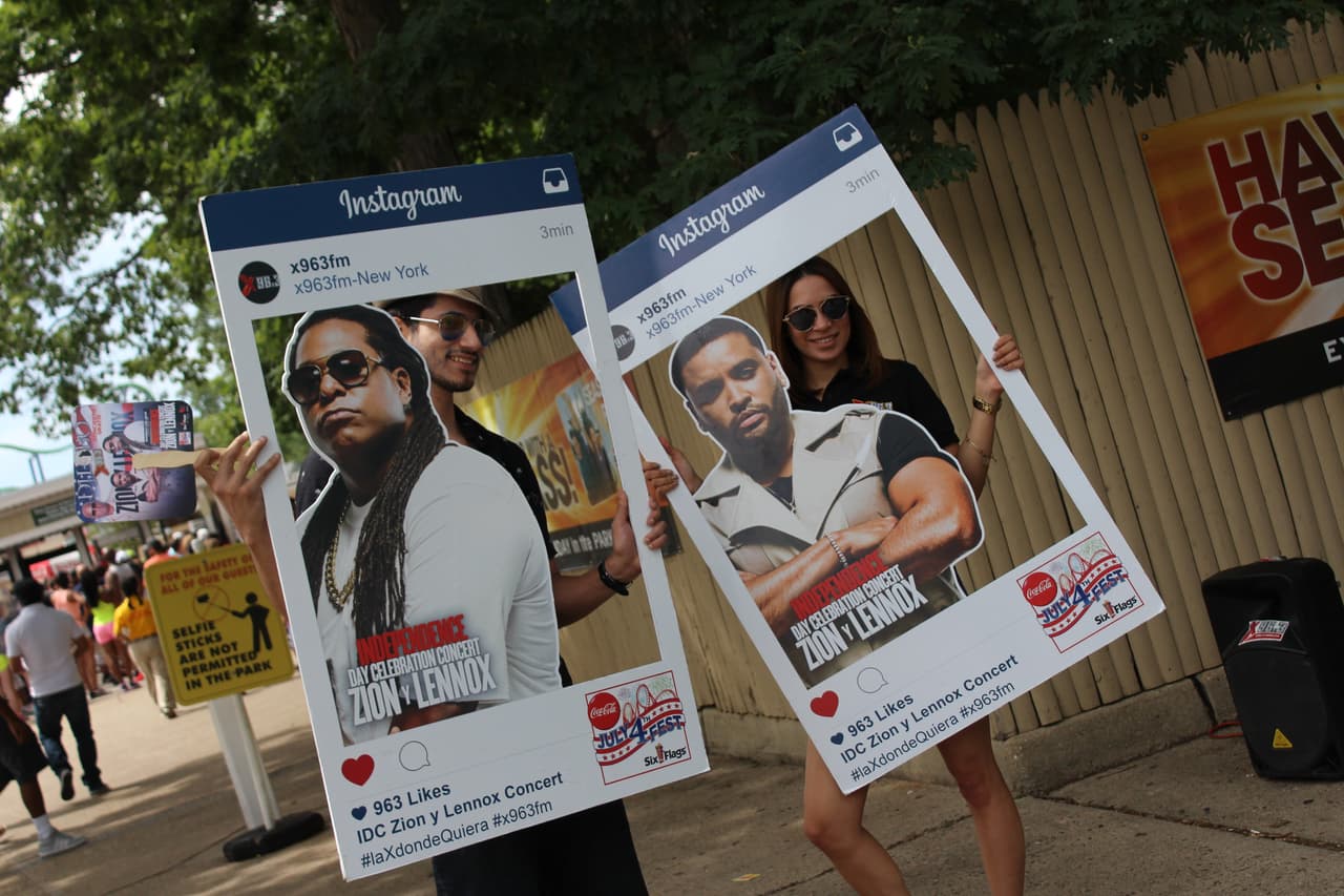 ¡Los asistentes tuvieron la oportunidad de tomarse fotos con Zion y Lennox! (La versión de cartón por supuesto)