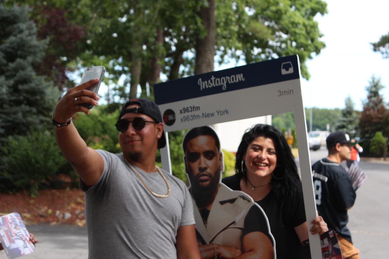 ¡Los asistentes tuvieron la oportunidad de tomarse fotos con Zion y Lennox! (La versión de cartón por supuesto)