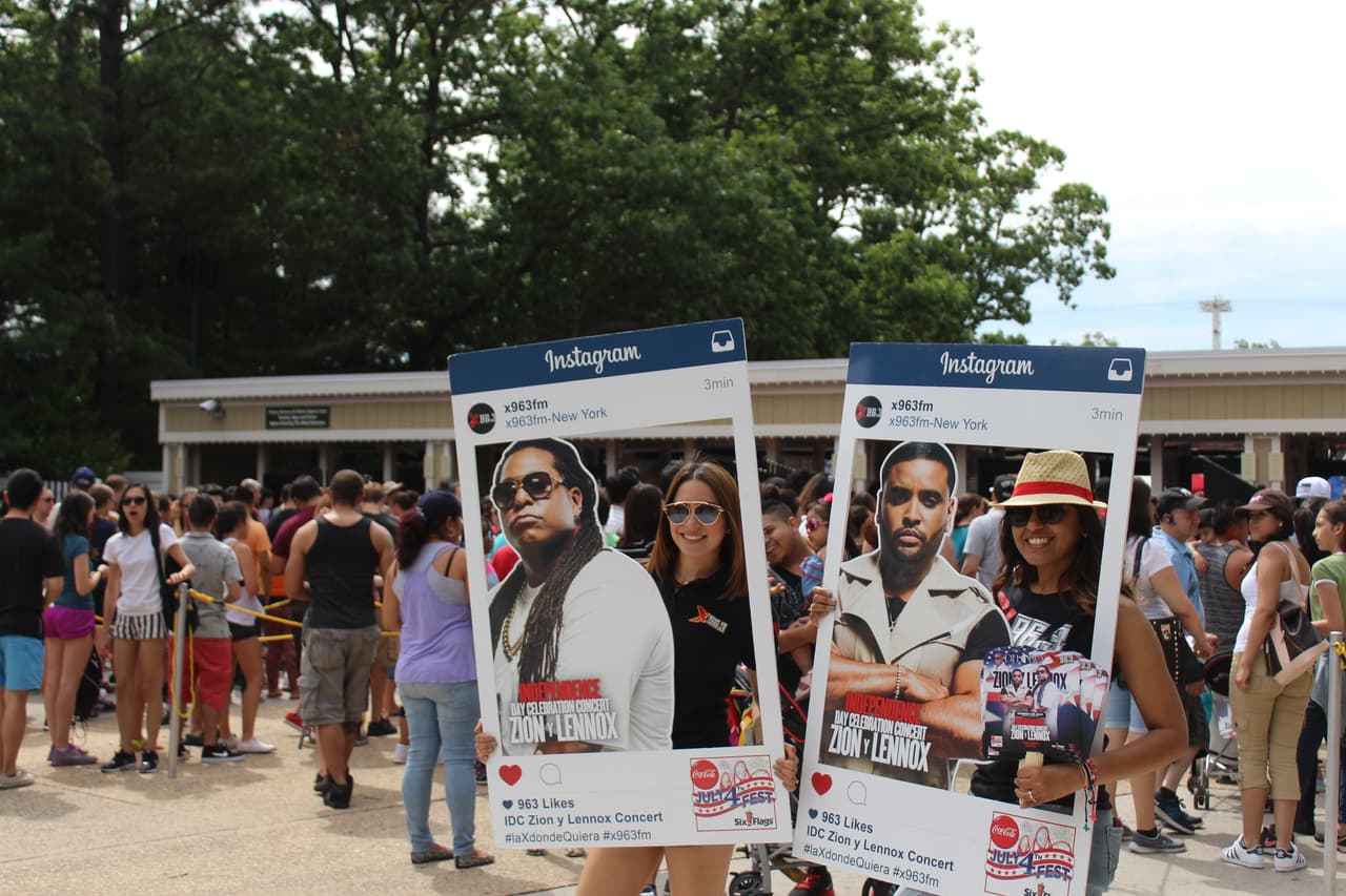 ¡Los asistentes tuvieron la oportunidad de tomarse fotos con Zion y Lennox! (La versión de cartón por supuesto)