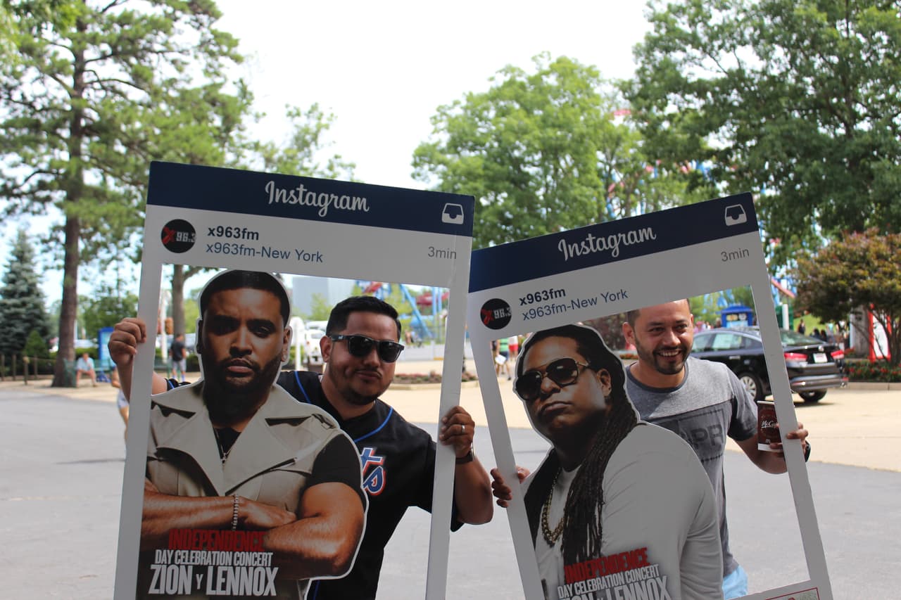 ¡Los asistentes tuvieron la oportunidad de tomarse fotos con Zion y Lennox! (La versión de cartón por supuesto)