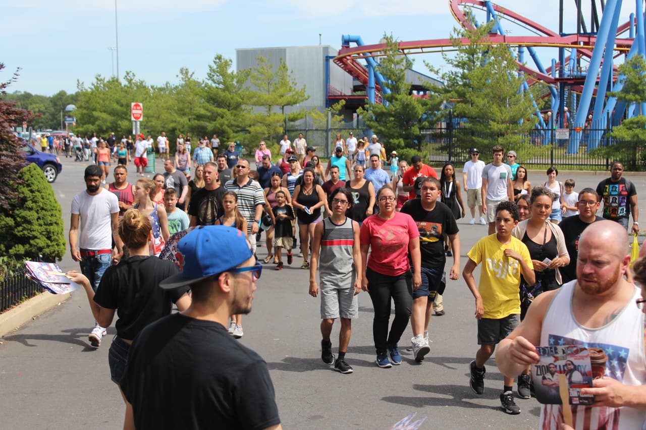 Una vez más los fans de La X abarrotaron Six Flags para celebrar el día de independencia con la música de Zion y Lennox.