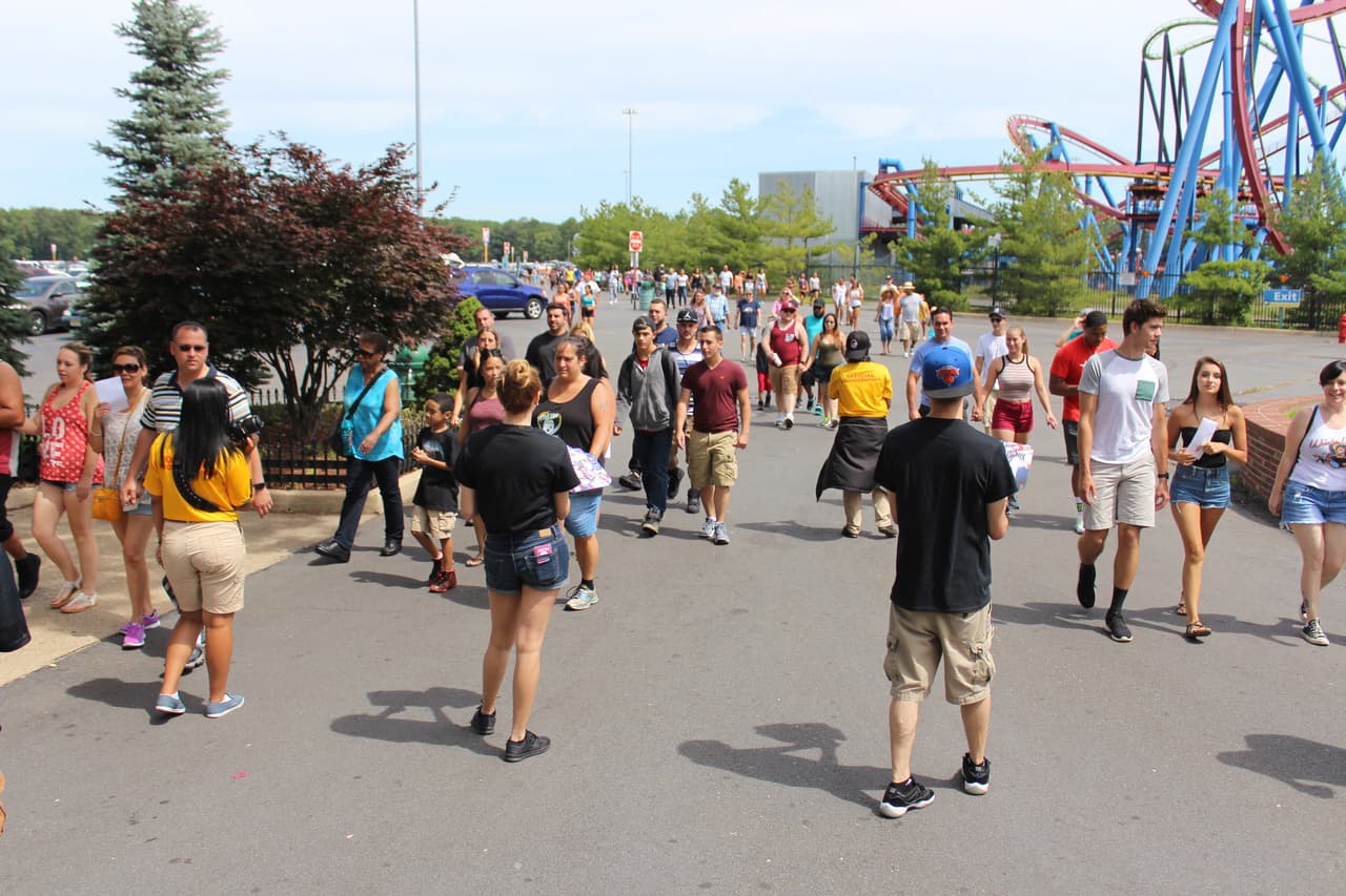 Una vez más los fans de La X abarrotaron Six Flags para celebrar el día de independencia con la música de Zion y Lennox.
