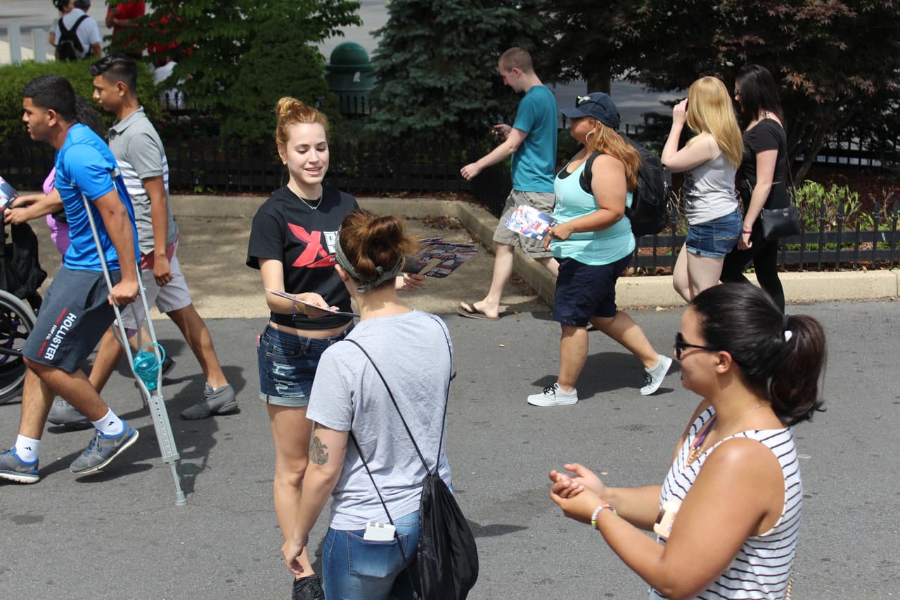 Una vez más los fans de La X abarrotaron Six Flags para celebrar el día de independencia con la música de Zion y Lennox.