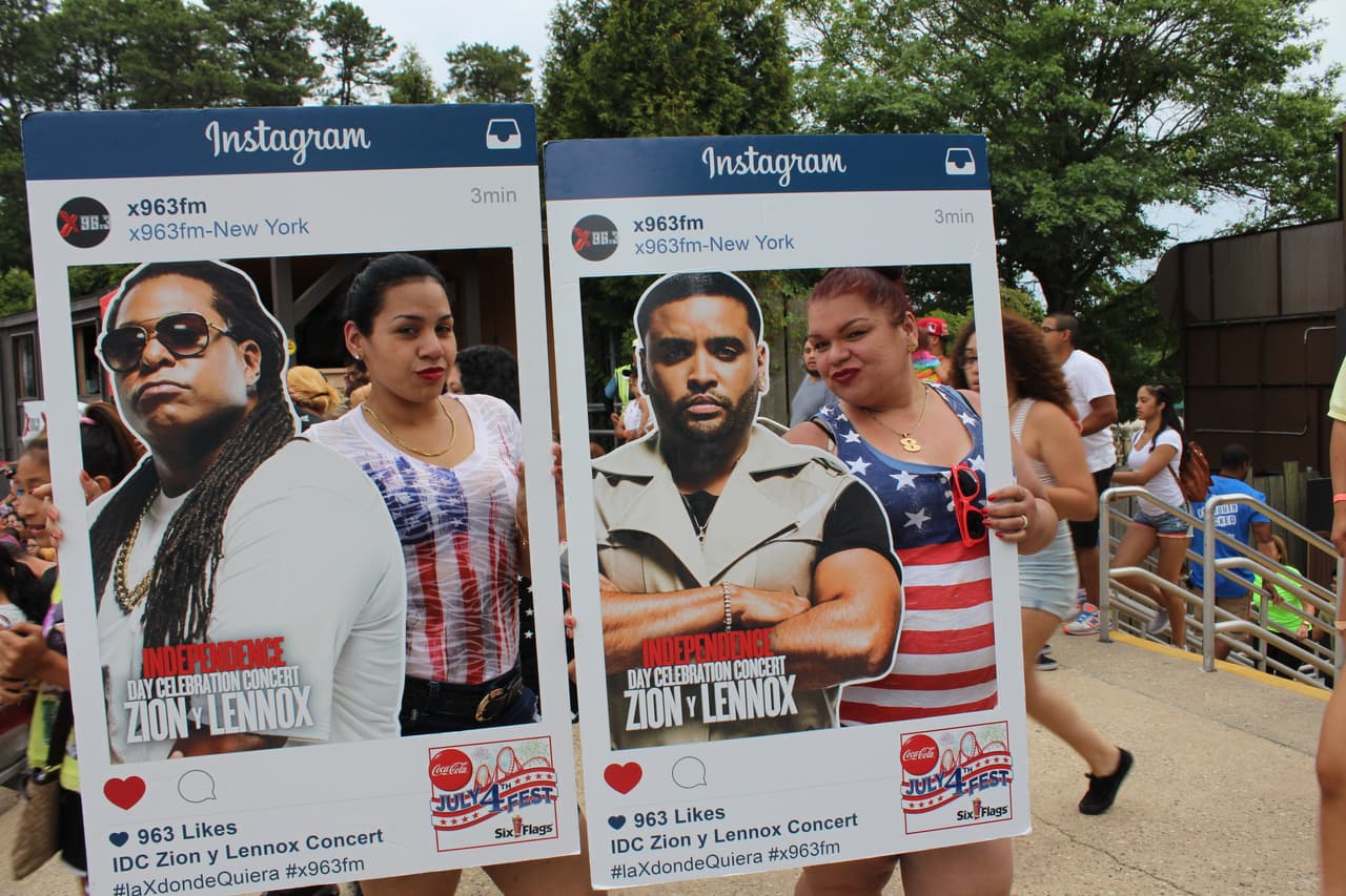 ¡Los asistentes tuvieron la oportunidad de tomarse fotos con Zion y Lennox! (La versión de cartón por supuesto)