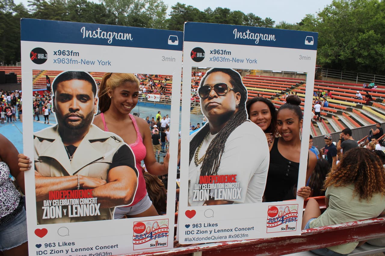 ¡Los asistentes tuvieron la oportunidad de tomarse fotos con Zion y Lennox! (La versión de cartón por supuesto)