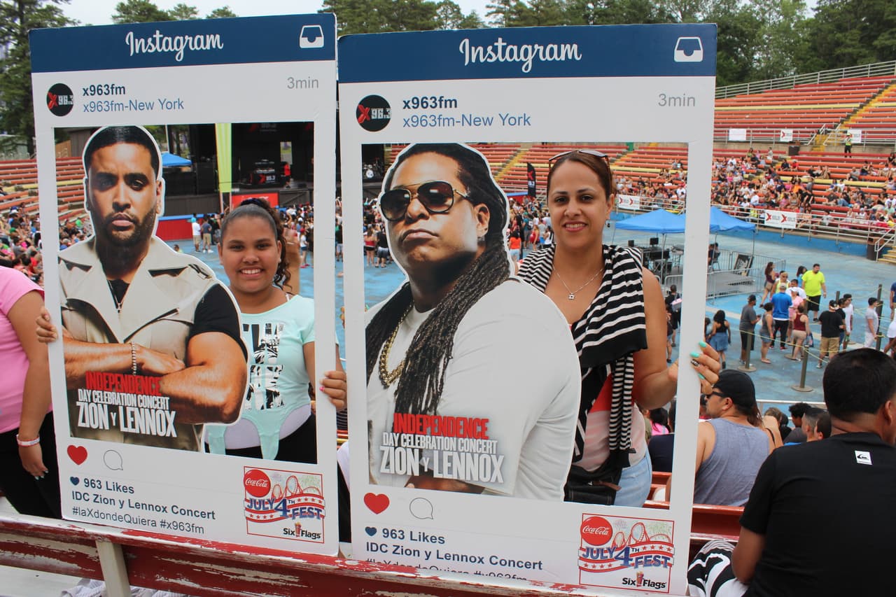 ¡Los asistentes tuvieron la oportunidad de tomarse fotos con Zion y Lennox! (La versión de cartón por supuesto)