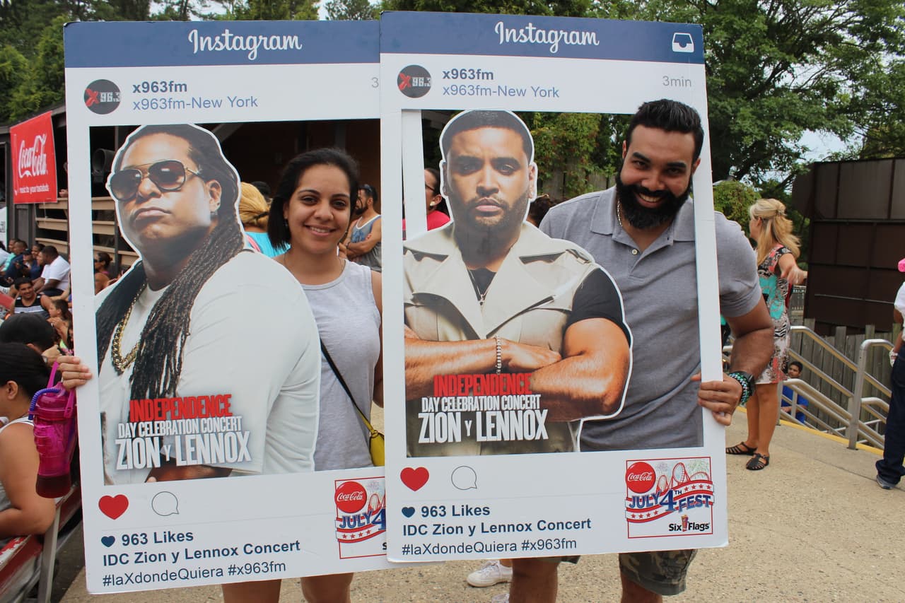 ¡Los asistentes tuvieron la oportunidad de tomarse fotos con Zion y Lennox! (La versión de cartón por supuesto)