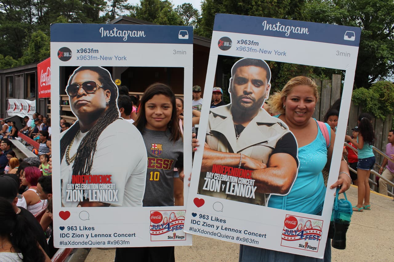 ¡Los asistentes tuvieron la oportunidad de tomarse fotos con Zion y Lennox! (La versión de cartón por supuesto)